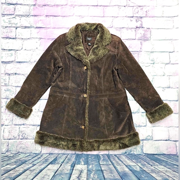 Women's genuine leather coat with super soft faux fur trim - Picture 4 of 8